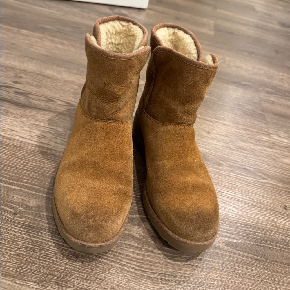 UGG size 8 Women Kristin Classic Slim Water
Resistant Mini Boot chestnut suede